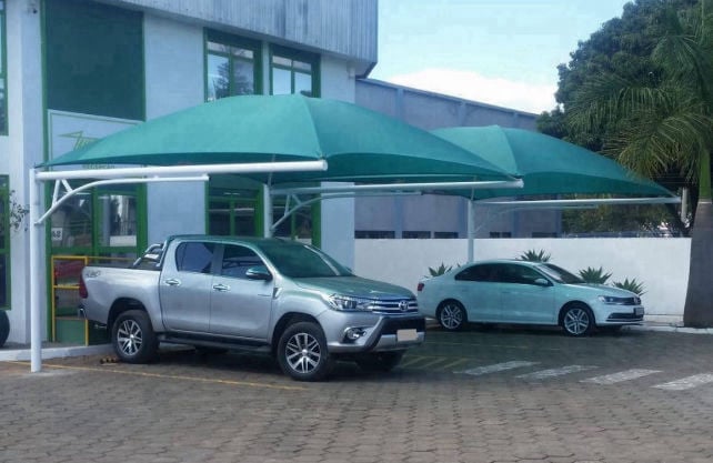 Cobertura de carro residencial com tela sombrite de alta proteção.