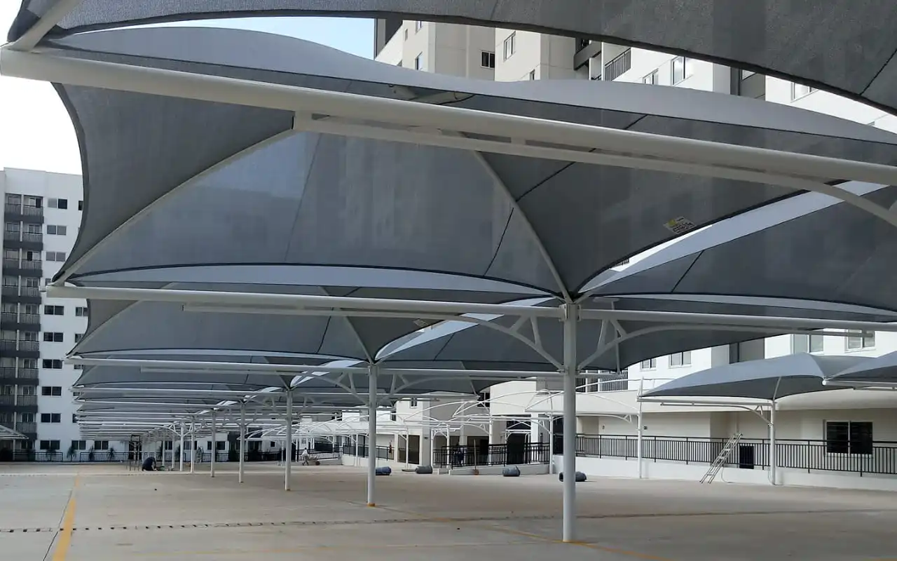 Toldo de sombrite instalado em garagem de condomínio